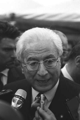 Intervento del Presidente della Repubblica Francesco Cossiga ad una manifestazione tecnico-dimostrativa militare a Piazza di Siena, nella ricorrenza del 45° anniversario della proclamazione della Repubblica. Piazza di Siena, Roma