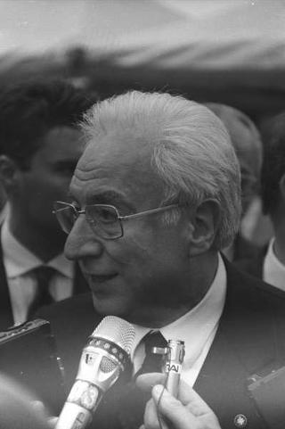 Intervento del Presidente della Repubblica Francesco Cossiga ad una manifestazione tecnico-dimostrativa militare a Piazza di Siena, nella ricorrenza del 45° anniversario della proclamazione della Repubblica. Piazza di Siena, Roma
