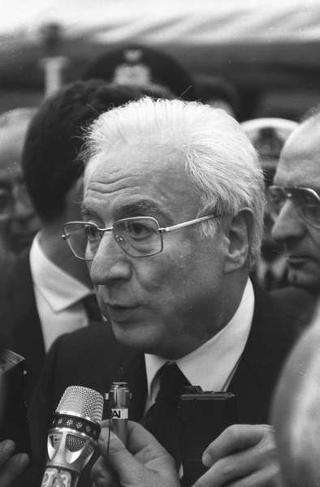 Intervento del Presidente della Repubblica Francesco Cossiga ad una manifestazione tecnico-dimostrativa militare a Piazza di Siena, nella ricorrenza del 45° anniversario della proclamazione della Repubblica. Piazza di Siena, Roma
