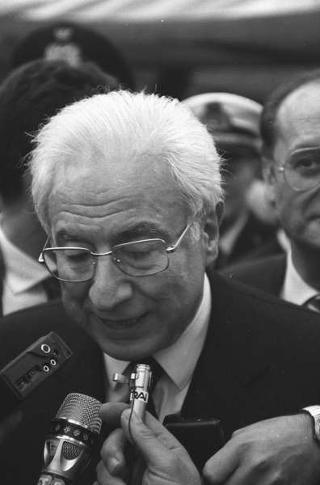 Intervento del Presidente della Repubblica Francesco Cossiga ad una manifestazione tecnico-dimostrativa militare a Piazza di Siena, nella ricorrenza del 45° anniversario della proclamazione della Repubblica. Piazza di Siena, Roma
