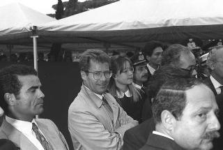 Intervento del Presidente della Repubblica Francesco Cossiga ad una manifestazione tecnico-dimostrativa militare a Piazza di Siena, nella ricorrenza del 45° anniversario della proclamazione della Repubblica. Piazza di Siena, Roma