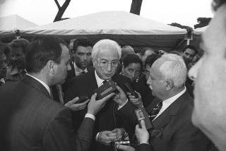 Intervento del Presidente della Repubblica Francesco Cossiga ad una manifestazione tecnico-dimostrativa militare a Piazza di Siena, nella ricorrenza del 45° anniversario della proclamazione della Repubblica. Piazza di Siena, Roma