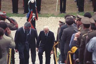 Intervento del Presidente della Repubblica Francesco Cossiga ad una manifestazione tecnico-dimostrativa militare a Piazza di Siena, nella ricorrenza del 45° anniversario della proclamazione della Repubblica. Piazza di Siena, Roma
