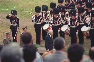 Intervento del Presidente della Repubblica Francesco Cossiga ad una manifestazione tecnico-dimostrativa militare a Piazza di Siena, nella ricorrenza del 45° anniversario della proclamazione della Repubblica. Piazza di Siena, Roma