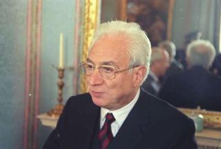 Intervento del Presidente della Repubblica Francesco Cossiga ad una manifestazione tecnico-dimostrativa militare a Piazza di Siena, nella ricorrenza del 45° anniversario della proclamazione della Repubblica. Piazza di Siena, Roma