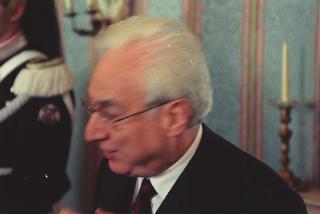 Intervento del Presidente della Repubblica Francesco Cossiga ad una manifestazione tecnico-dimostrativa militare a Piazza di Siena, nella ricorrenza del 45° anniversario della proclamazione della Repubblica. Piazza di Siena, Roma
