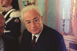 Intervento del Presidente della Repubblica Francesco Cossiga ad una manifestazione tecnico-dimostrativa militare a Piazza di Siena, nella ricorrenza del 45° anniversario della proclamazione della Repubblica. Piazza di Siena, Roma