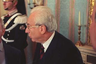 Intervento del Presidente della Repubblica Francesco Cossiga ad una manifestazione tecnico-dimostrativa militare a Piazza di Siena, nella ricorrenza del 45° anniversario della proclamazione della Repubblica. Piazza di Siena, Roma