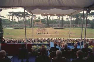 Intervento del Presidente della Repubblica Francesco Cossiga ad una manifestazione tecnico-dimostrativa militare a Piazza di Siena, nella ricorrenza del 45° anniversario della proclamazione della Repubblica. Piazza di Siena, Roma