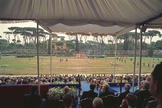 Intervento del Presidente della Repubblica Francesco Cossiga ad una manifestazione tecnico-dimostrativa militare a Piazza di Siena, nella ricorrenza del 45° anniversario della proclamazione della Repubblica. Piazza di Siena, Roma