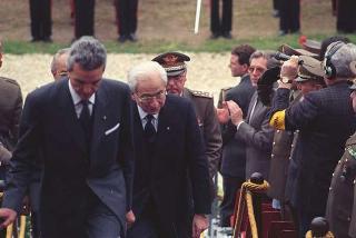 Intervento del Presidente della Repubblica Francesco Cossiga ad una manifestazione tecnico-dimostrativa militare a Piazza di Siena, nella ricorrenza del 45° anniversario della proclamazione della Repubblica. Piazza di Siena, Roma