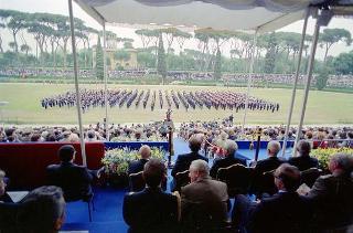 Intervento del Presidente della Repubblica Francesco Cossiga ad una manifestazione tecnico-dimostrativa militare a Piazza di Siena, nella ricorrenza del 45° anniversario della proclamazione della Repubblica. Piazza di Siena, Roma