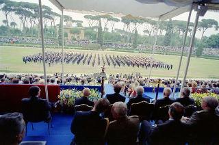 Intervento del Presidente della Repubblica Francesco Cossiga ad una manifestazione tecnico-dimostrativa militare a Piazza di Siena, nella ricorrenza del 45° anniversario della proclamazione della Repubblica. Piazza di Siena, Roma