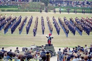 Intervento del Presidente della Repubblica Francesco Cossiga ad una manifestazione tecnico-dimostrativa militare a Piazza di Siena, nella ricorrenza del 45° anniversario della proclamazione della Repubblica. Piazza di Siena, Roma
