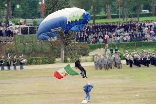 Intervento del Presidente della Repubblica Francesco Cossiga ad una manifestazione tecnico-dimostrativa militare a Piazza di Siena, nella ricorrenza del 45° anniversario della proclamazione della Repubblica. Piazza di Siena, Roma