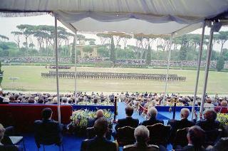 Intervento del Presidente della Repubblica Francesco Cossiga ad una manifestazione tecnico-dimostrativa militare a Piazza di Siena, nella ricorrenza del 45° anniversario della proclamazione della Repubblica. Piazza di Siena, Roma