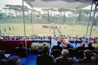 Intervento del Presidente della Repubblica Francesco Cossiga ad una manifestazione tecnico-dimostrativa militare a Piazza di Siena, nella ricorrenza del 45° anniversario della proclamazione della Repubblica. Piazza di Siena, Roma