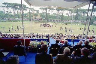 Intervento del Presidente della Repubblica Francesco Cossiga ad una manifestazione tecnico-dimostrativa militare a Piazza di Siena, nella ricorrenza del 45° anniversario della proclamazione della Repubblica. Piazza di Siena, Roma