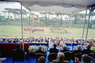 Intervento del Presidente della Repubblica Francesco Cossiga ad una manifestazione tecnico-dimostrativa militare a Piazza di Siena, nella ricorrenza del 45° anniversario della proclamazione della Repubblica. Piazza di Siena, Roma
