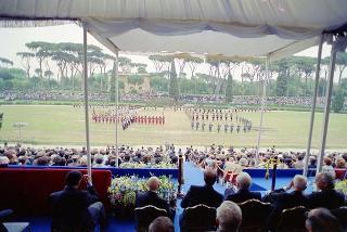 Intervento del Presidente della Repubblica Francesco Cossiga ad una manifestazione tecnico-dimostrativa militare a Piazza di Siena, nella ricorrenza del 45° anniversario della proclamazione della Repubblica. Piazza di Siena, Roma