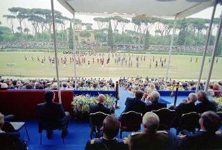 Intervento del Presidente della Repubblica Francesco Cossiga ad una manifestazione tecnico-dimostrativa militare a Piazza di Siena, nella ricorrenza del 45° anniversario della proclamazione della Repubblica. Piazza di Siena, Roma