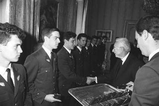 Incontro del Presidente della Repubblica Francesco Cossiga con una delegazione di allievi dell'Accademia Aeronautica di Pozzuoli, in servizio di Guardia d'Onore al Palazzo del Quirinale