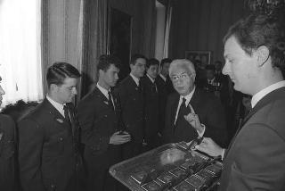 Incontro del Presidente della Repubblica Francesco Cossiga con una delegazione di allievi dell'Accademia Aeronautica di Pozzuoli, in servizio di Guardia d'Onore al Palazzo del Quirinale