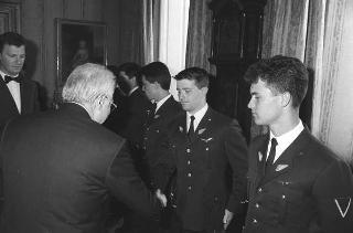 Incontro del Presidente della Repubblica Francesco Cossiga con una delegazione di allievi dell'Accademia Aeronautica di Pozzuoli, in servizio di Guardia d'Onore al Palazzo del Quirinale