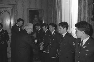 Incontro del Presidente della Repubblica Francesco Cossiga con una delegazione di allievi dell'Accademia Aeronautica di Pozzuoli, in servizio di Guardia d'Onore al Palazzo del Quirinale