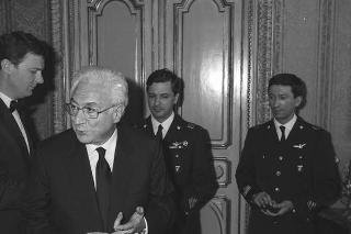 Incontro del Presidente della Repubblica Francesco Cossiga con una delegazione di allievi dell'Accademia Aeronautica di Pozzuoli, in servizio di Guardia d'Onore al Palazzo del Quirinale