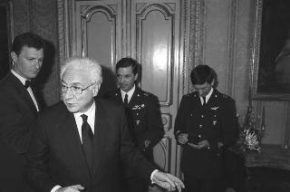 Incontro del Presidente della Repubblica Francesco Cossiga con una delegazione di allievi dell'Accademia Aeronautica di Pozzuoli, in servizio di Guardia d'Onore al Palazzo del Quirinale