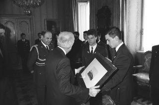 Incontro del Presidente della Repubblica Francesco Cossiga con una delegazione di allievi dell'Accademia Aeronautica di Pozzuoli, in servizio di Guardia d'Onore al Palazzo del Quirinale