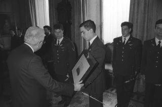 Incontro del Presidente della Repubblica Francesco Cossiga con una delegazione di allievi dell'Accademia Aeronautica di Pozzuoli, in servizio di Guardia d'Onore al Palazzo del Quirinale