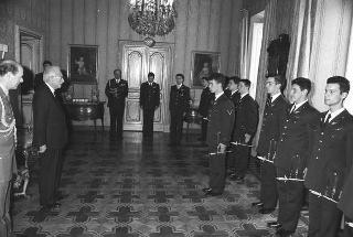 Incontro del Presidente della Repubblica Francesco Cossiga con una delegazione di allievi dell'Accademia Aeronautica di Pozzuoli, in servizio di Guardia d'Onore al Palazzo del Quirinale