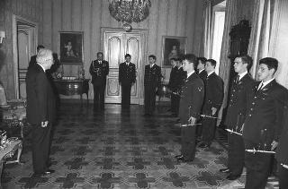 Incontro del Presidente della Repubblica Francesco Cossiga con una delegazione di allievi dell'Accademia Aeronautica di Pozzuoli, in servizio di Guardia d'Onore al Palazzo del Quirinale