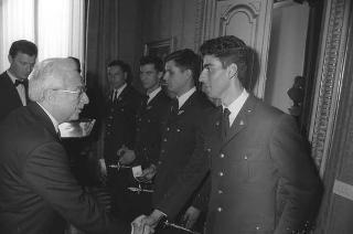 Incontro del Presidente della Repubblica Francesco Cossiga con una delegazione di allievi dell'Accademia Aeronautica di Pozzuoli, in servizio di Guardia d'Onore al Palazzo del Quirinale