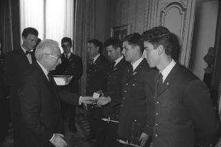 Incontro del Presidente della Repubblica Francesco Cossiga con una delegazione di allievi dell'Accademia Aeronautica di Pozzuoli, in servizio di Guardia d'Onore al Palazzo del Quirinale
