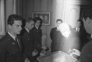 Incontro del Presidente della Repubblica Francesco Cossiga con una delegazione di allievi dell'Accademia Aeronautica di Pozzuoli, in servizio di Guardia d'Onore al Palazzo del Quirinale