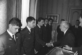 Incontro del Presidente della Repubblica Francesco Cossiga con una delegazione di allievi dell'Accademia Aeronautica di Pozzuoli, in servizio di Guardia d'Onore al Palazzo del Quirinale