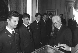 Incontro del Presidente della Repubblica Francesco Cossiga con una delegazione di allievi dell'Accademia Aeronautica di Pozzuoli, in servizio di Guardia d'Onore al Palazzo del Quirinale