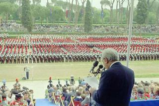 Intervento del Presidente della Repubblica Francesco Cossiga alla celebrazione del 177° anniversario di fondazione dell'Arma dei Carabinieri. Roma,  Piazza di Siena