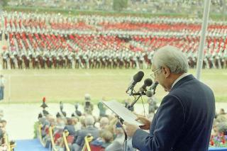 Intervento del Presidente della Repubblica Francesco Cossiga alla celebrazione del 177° anniversario di fondazione dell'Arma dei Carabinieri. Roma,  Piazza di Siena