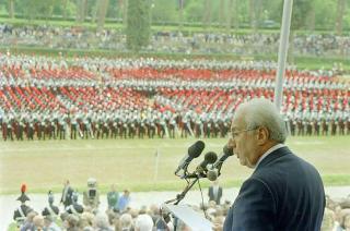 Intervento del Presidente della Repubblica Francesco Cossiga alla celebrazione del 177° anniversario di fondazione dell'Arma dei Carabinieri. Roma,  Piazza di Siena