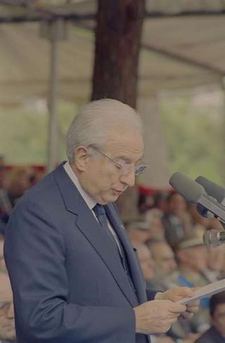 Intervento del Presidente della Repubblica Francesco Cossiga alla celebrazione del 177° anniversario di fondazione dell'Arma dei Carabinieri. Roma,  Piazza di Siena