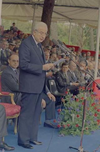Intervento del Presidente della Repubblica Francesco Cossiga alla celebrazione del 177° anniversario di fondazione dell'Arma dei Carabinieri. Roma,  Piazza di Siena
