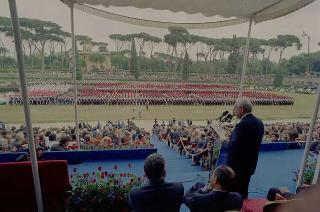 Intervento del Presidente della Repubblica Francesco Cossiga alla celebrazione del 177° anniversario di fondazione dell'Arma dei Carabinieri. Roma,  Piazza di Siena