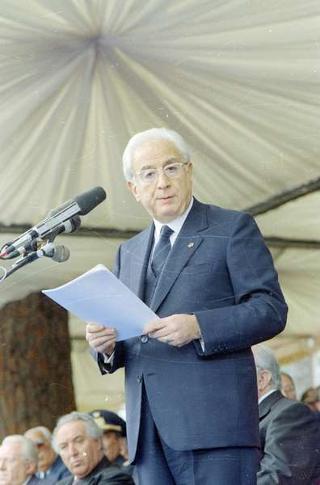 Intervento del Presidente della Repubblica Francesco Cossiga alla celebrazione del 177° anniversario di fondazione dell'Arma dei Carabinieri. Roma,  Piazza di Siena