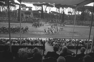 Intervento del Presidente della Repubblica Francesco Cossiga alla celebrazione del 177° anniversario di fondazione dell'Arma dei Carabinieri. Roma,  Piazza di Siena