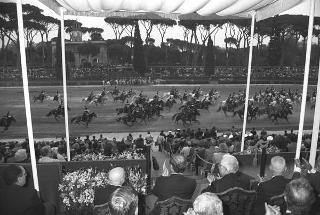 Intervento del Presidente della Repubblica Francesco Cossiga alla celebrazione del 177° anniversario di fondazione dell'Arma dei Carabinieri. Roma,  Piazza di Siena