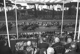 Intervento del Presidente della Repubblica Francesco Cossiga alla celebrazione del 177° anniversario di fondazione dell'Arma dei Carabinieri. Roma,  Piazza di Siena